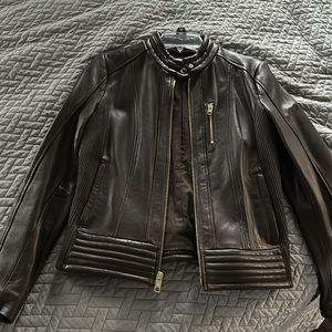Like new Michael Kors tan collar brown leather jacket!